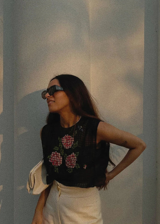 Buy 3 Roses on Black Bib